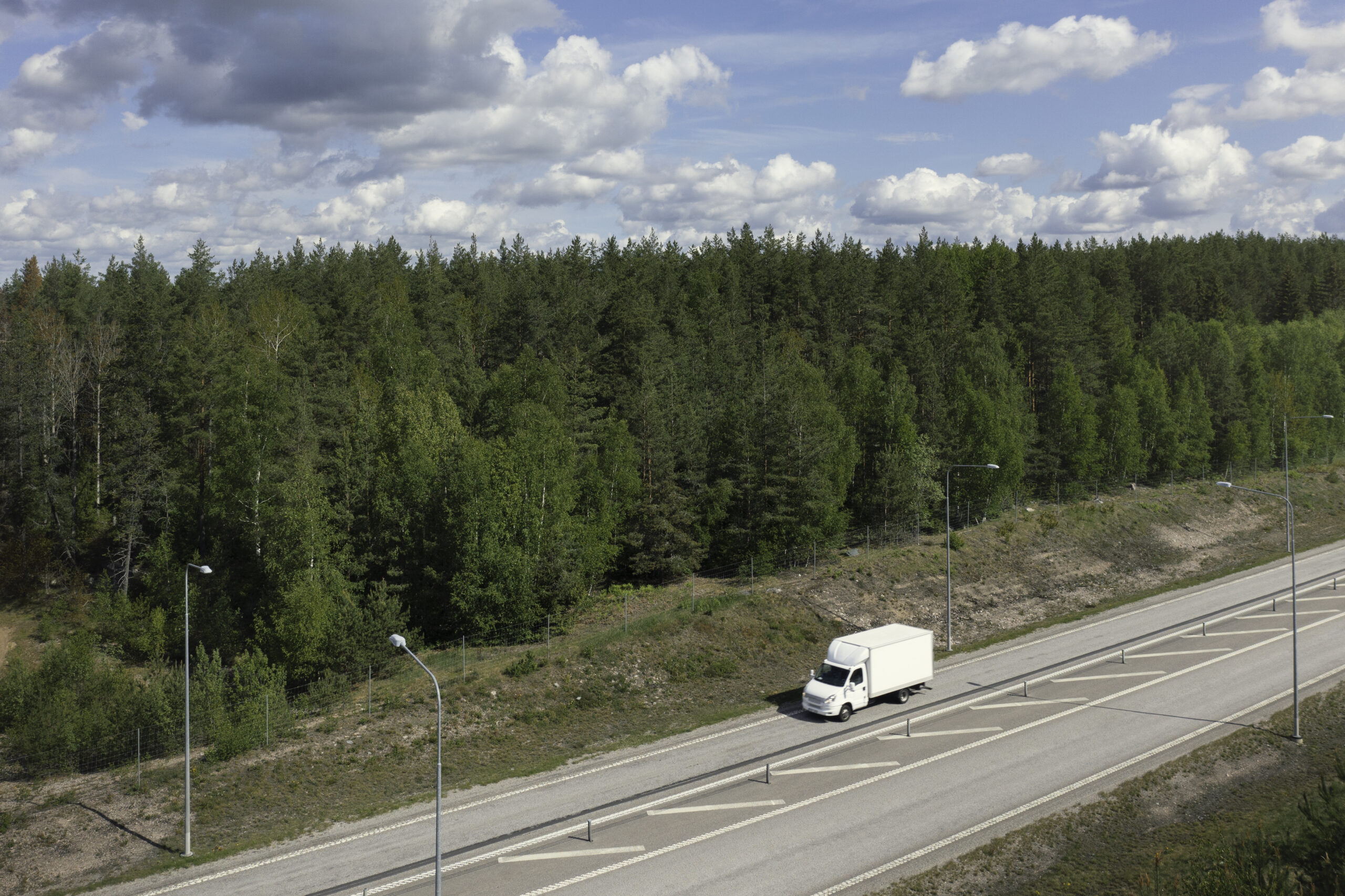 Långdistansflytt med Borås Flytt, lastad flyttbil på väg mellan städer